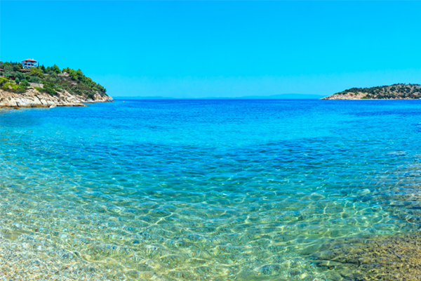 נדלן באיי יוון ליד הים